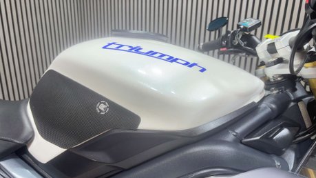 Triumph Street Triple 2014 27K NEW MOT SERVICED SCORPION EXHAUST NAKED 675CC TRIPLE 33