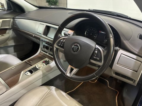 Jaguar XF 2.2d Luxury Auto Euro 5 (s/s) 4dr 3
