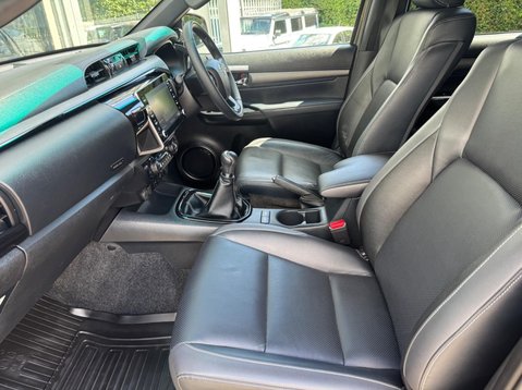 Toyota Hilux INVINCIBLE X 4WD D-4D DCB 35