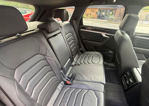 Volkswagen Touareg 3.0 TDI V6 R-Line SUV 5dr Diesel Tiptronic 4Motion Euro 6 (s/s) (286 ps) 12