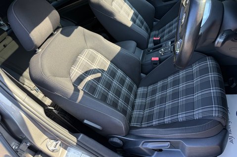 Volkswagen Golf GTD - PANORAMIC ROOF - ACC - SPORT AND SOUND PACK - CARPLAY 32