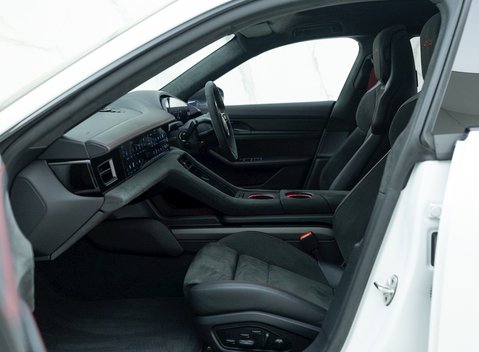 Porsche Taycan GTS Sport Turismo 15