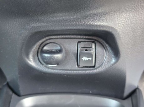 Toyota Yaris 1.5 VVT-h Design Hatchback 5dr Petrol Hybrid E-CVT Euro 6 (s/s) (100 ps) 29