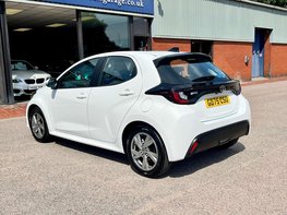 Toyota Yaris ICON HEV CVT 9