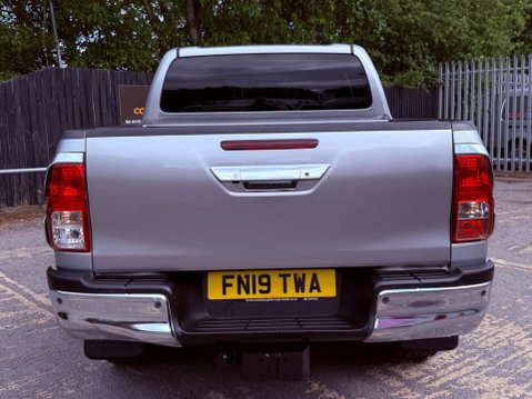 Toyota Hilux INVINCIBLE X 4WD D-4D DCB 4