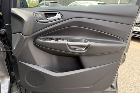 Ford Kuga ST-LINE AUTOMATIC -ONE OWNER- FORD SERVICE HISTORY - APPLE CARPLAY 33