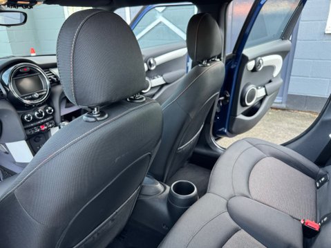 Mini Hatch COOPER 6