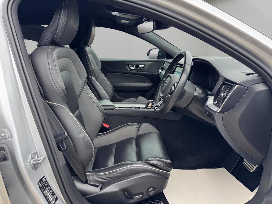 2021 Volvo V60 — image 12