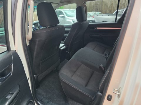 Toyota Hilux INVINCIBLE 4WD D-4D DCB AUTO 15