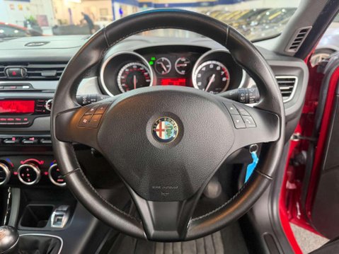 Alfa Romeo Giulietta 1.4 TB MultiAir Lusso Hatchback 5dr Petrol Manual Euro 5 (s/s) (170 bhp) 27