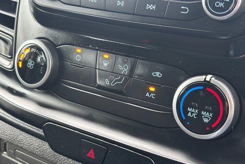 Ford Transit Custom 320 L2 Leader 130 ps DCIV with Air Conditioning 18