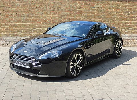Aston Martin V12 Vantage Carbon Black Edition 11