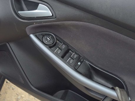 Ford Focus 1.6 Titanium Navigator Hatchback 5dr Petrol Powershift Euro 5 (125 ps) 33