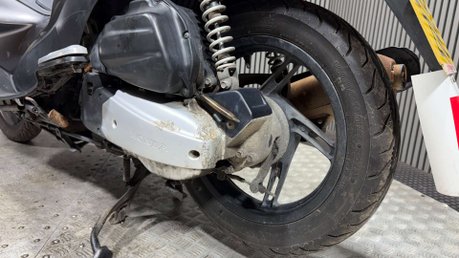 Honda PCX 2011 38K RUNNING PROJECT SCOOTER SPARES OR REPAIR 125CC 10