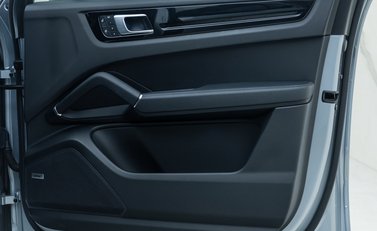 Porsche Cayenne E-Hybrid Coupe 26