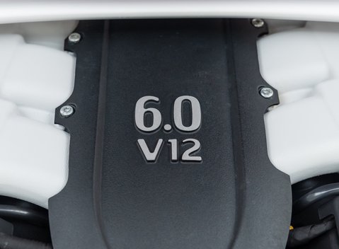 Aston Martin V12 Vantage S 38