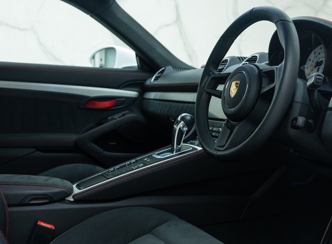 Porsche Cayman GT4 (718) 14