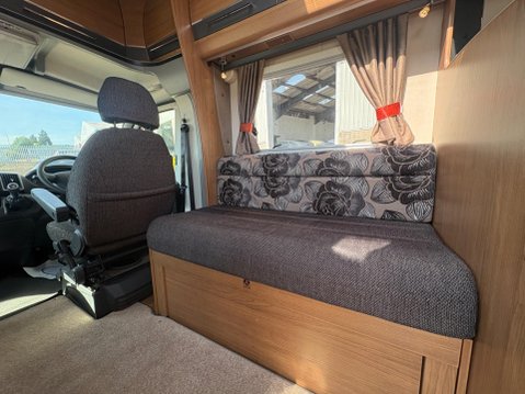 Auto-Trail Apache 8