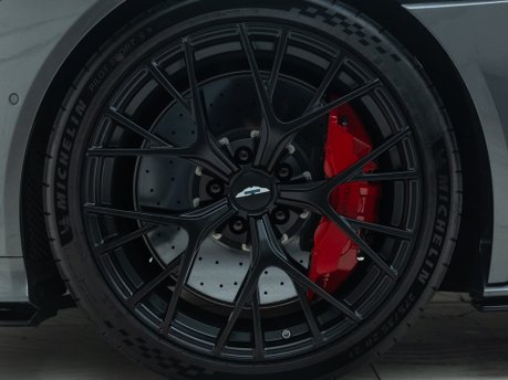 Aston Martin DB12 V8