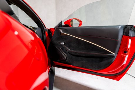 Ferrari Roma WARRANTY. PASSENGER DISPLAY. CARBON STEERING WHEEL. MAGNERIDE SUSPENSION. 46