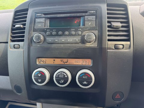 Nissan Navara 2.5 Navara Tekna dCi 4WD 5dr 8