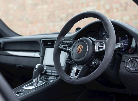 Porsche 911 Carrera GTS (991.2) 11