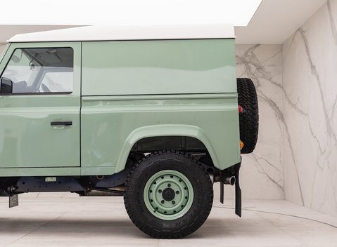 Land Rover Defender 90 Heritage Hard Top 24