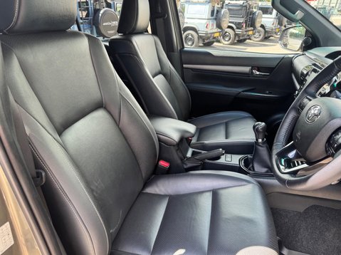 Toyota Hilux INVINCIBLE X 4WD D-4D DCB 16