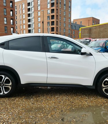 Honda HR-V 1.5 I-VTEC SE LOOK! JUST 49000 MILES! 4 MAIN DEALER SERVICES  3