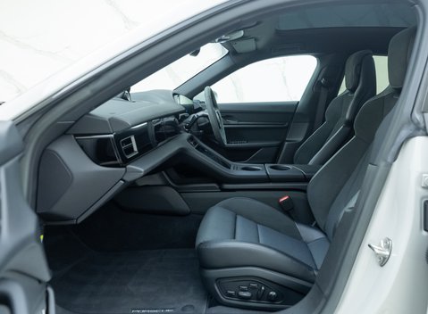 Porsche Taycan 4S Cross Turismo 16