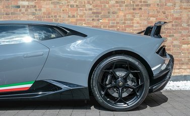 Lamborghini Huracan LP640-4 Performante 28