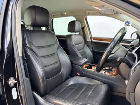 Volkswagen Touareg 3.0 Touareg V6 TSi Hybrid Auto 4WD 5dr 16
