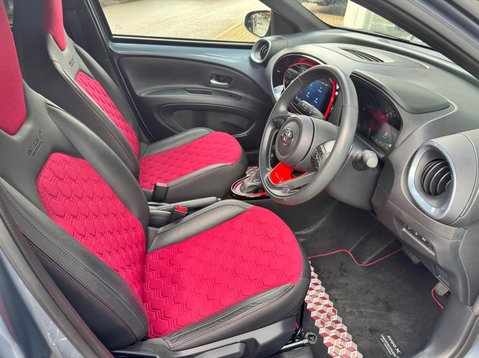 Toyota Aygo X VVT-I UNDERCOVER 18