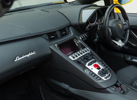 Lamborghini Aventador LP 700-4 ROADSTER 21