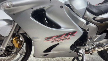 Kawasaki ZZR 2004 ONLY 29K FULL LUGGAGE NEW MOT SERVICED BIG CC TOURER 25
