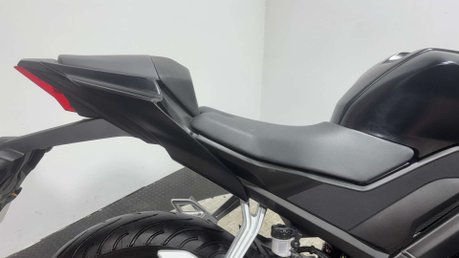 Yamaha R125 YZF 2023 ONLY 4K 1 OWNER NEW MOT SERVICED SPORTS BIKE 125CC 9