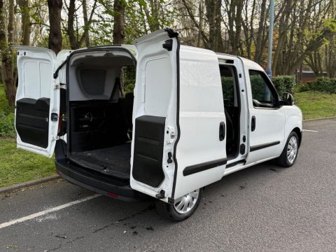 Vauxhall Combo 1.5 Turbo D 2300 Dynamic Crew Van L2 Euro 6 4dr 2