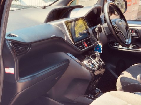 Toyota Voxy TRD Hybrid Edition 9