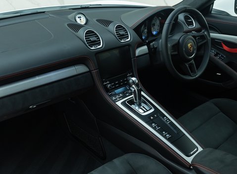 Porsche Cayman GT4 (718) 17