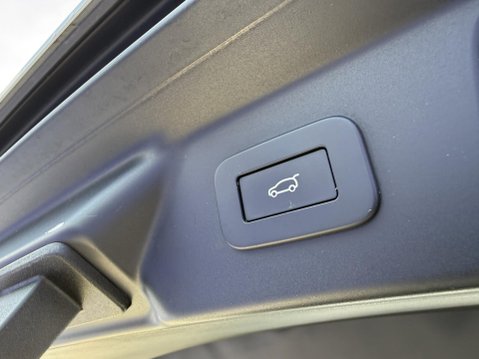 Land Rover Range Rover Velar 2.0 P250 Dynamic HSE SUV 5dr Petrol Auto 4WD Euro 6 (s/s) (249 ps) 25