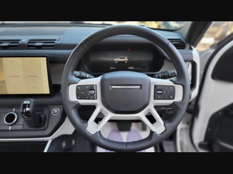 Land Rover Defender X-DYNAMIC SE 30