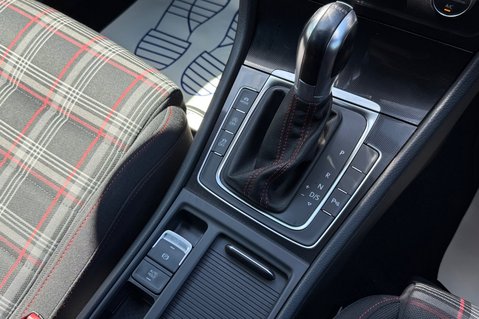 Volkswagen Golf GTI LAUNCH DSG - APPLE CAR PLAY - 2 OWNERS - 9 SERVICES RECORDED 10