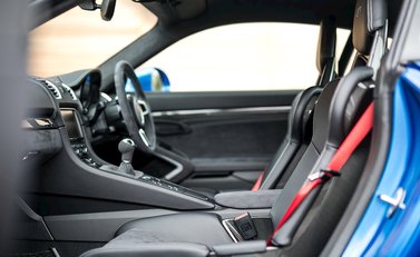 Porsche Cayman GT4 13