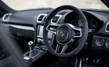 Porsche Cayman GT4 11