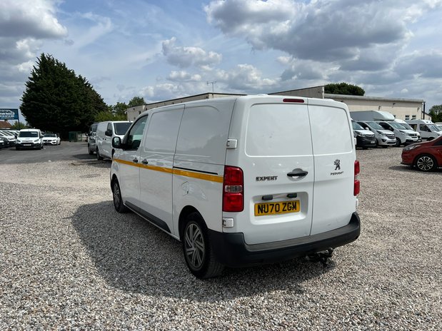 Peugeot Expert MWB L2H1 Low Roof Professional 2700 Air Con Tow Bar EURO 6 NO VAT 8