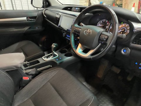 Toyota Hilux INVINCIBLE 4WD D-4D DCB 10