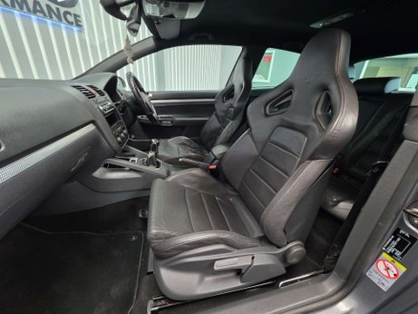 Volkswagen Golf 3.2 Golf R32 4WD 3dr 1