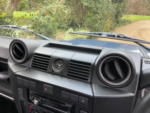 Land Rover Defender 2.4 TDCi Pickup 2dr Diesel Manual 4WD SWB Euro 4 (122 bhp) 37