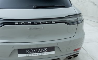 Porsche Macan S 31