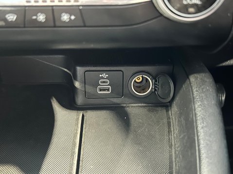 Ford Kuga 1.5T EcoBoost Titanium Edition Euro 6 (s/s) 5dr 29